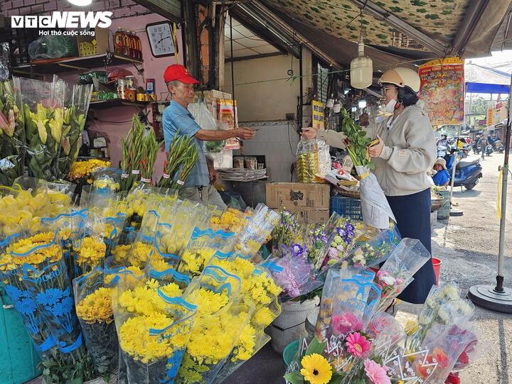 Hoa cúc, hoa lay ơn được bày bán khá phong phú, giá phổ biến từ 50.000-80.000 đồng/bó. Đây là những loại hoa truyền thống, dễ mua, phù hợp với xu hướng cúng bái tiết kiệm.