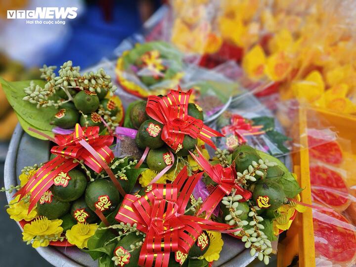 Không khí mua bán hoa tươi, đồ cúng trước ngày vía Thần Tài tạo nên một thị trường sôi động, phản ánh nét văn hóa tín ngưỡng quen thuộc của người Việt đầu năm mới.