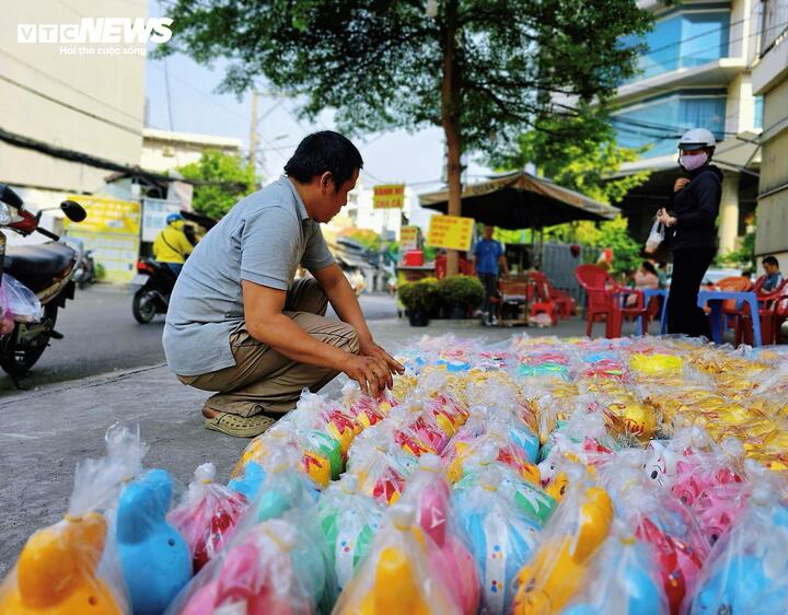Thị trường hoa tươi, đồ cúng sôi động trước ngày vía Thần Tài - 15