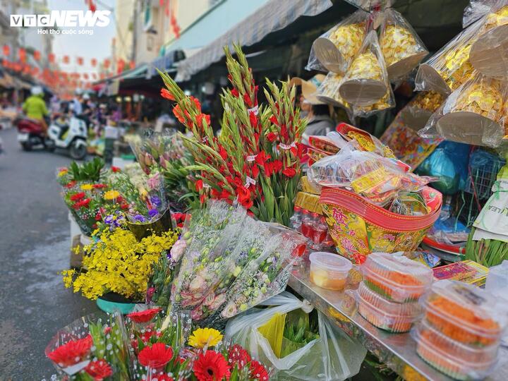 Ngày 25/2 (mùng 9 Tết Bính Ngọ), tại các chợ truyền thống ở TP.HCM, hoa tươi và đồ cúng vía Thần Tài được bày bán nhiều, người dân tranh thủ mua sắm lễ vật cầu tài lộc đầu năm.