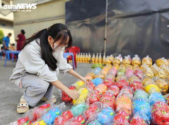 Heo đất nhiều kích cỡ được bày bán, giá dao động từ 20.000 đến 80.000 đồng/con. Theo quan niệm, người mua thường bỏ vào heo đất các số tiền may mắn như 68.000, 86.000 hoặc 168.000 đồng để cầu làm ăn phát đạt.