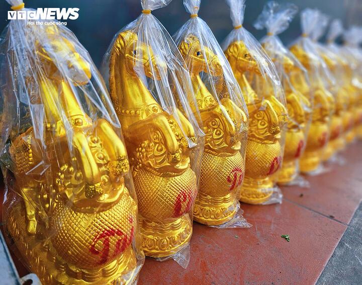 Ngựa vàng tài lộc cũng được nhiều người chọn mua trong ngày này. Nhiều gia đình có xu hướng cúng bái đơn giản hơn, mua vừa đủ lễ vật thay vì sắm sửa đầy đủ như các năm trước.