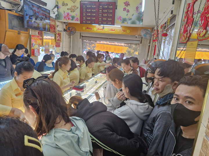 Khách tập trung mua vàng khá đông tại Mi Hồng trong ngày mùng 9 tháng Giêng nhưng không có cảnh xếp hàng dài chờ đợi.