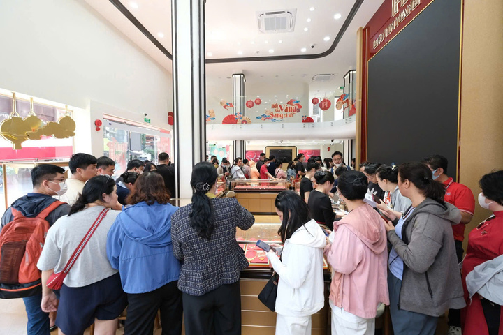 Việc thay đổi thói quen tập trung mua vàng ở cửa hàng trong ngày Thần Tài sang mua online, chia thời gian mua phù hợp cũng giảm bớt cảnh đông đúc, chen lấn, chờ đợi.