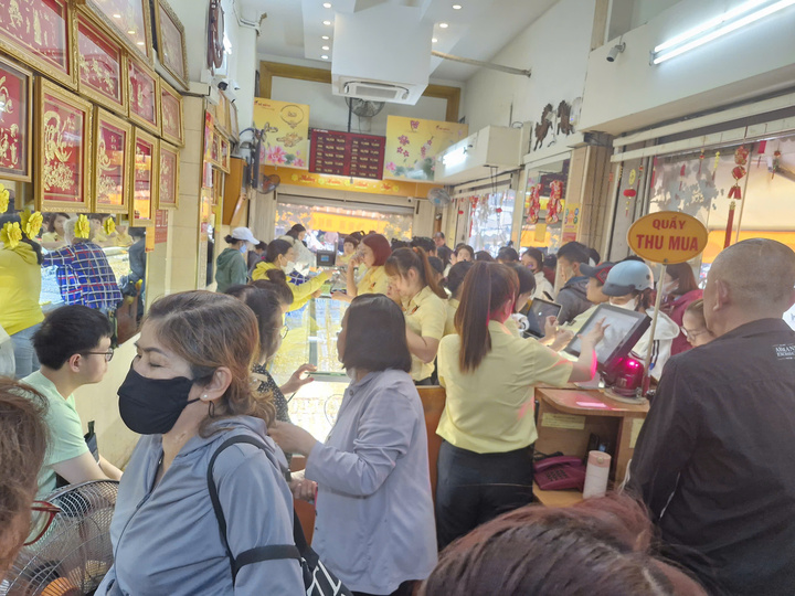 Không chỉ đông khách mua mà khách bán vàng chốt lời trong ngày vía Thần Tài cũng khá nhộn nhịp.