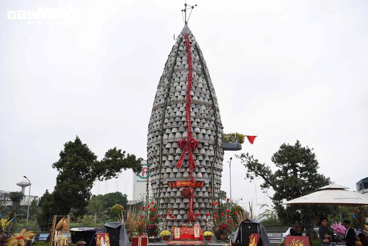 Tháp Thần Nông cao 15m, gồm 5 tầng, ghép từ 1.012 chiếc cối đá và được Tổ chức Kỷ lục Thế giới WorldKings vinh danh năm 2024 là “Tòa tháp cối đá tạo hình hạt lúa lớn nhất thế giới”.