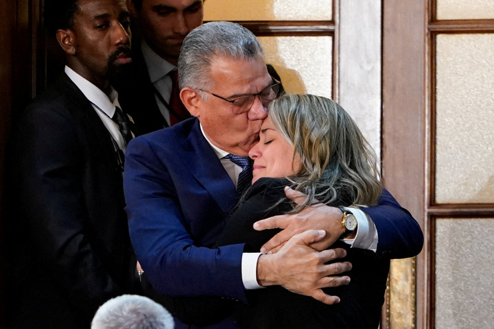 Cựu ứng viên tổng thống Venezuela Enrique Márquez, ôm người thân khi ông Trump đọc Thông điệp Liên bang, ngày 24/2/2026. (Ảnh: REUTERS/Nathan Howard)