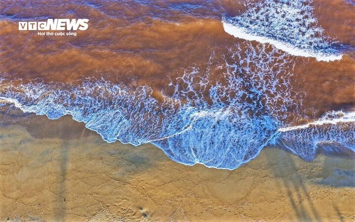 Theo ghi nhận của PV Báo Điện tử VTC News, dải nước màu nâu đỏ được gọi là "thuỷ triều đỏ" kéo dài hơn 100m dọc đường bờ biển thôn Thiện Chánh, phường Hoài Nhơn Bắc.