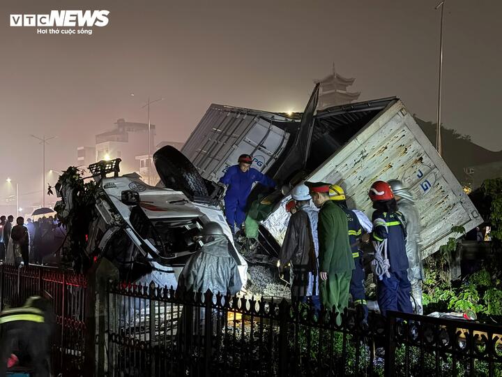 Lực lượng CSGT, Cảnh sát PCCC&CNCH và Công an xã Ngọc Hồi đang có mặt hiện trường để tổ chức cứu nạn.