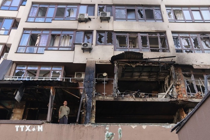 Một tòa nhà bị hư hỏng tại quận Shevchenkivskyi ở thủ đô Kiev, Ukraine ngày 21/7/2025. (Ảnh: THX/TTXVN)