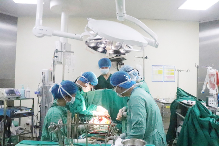 Hơn 20 năm TS Phương đứng sau tấm màn xanh trong phòng mổ để theo sát chỉ số an toàn cho bệnh nhân.