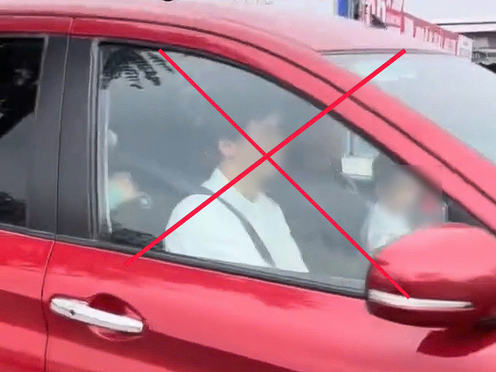 Hình ảnh tài xế để trẻ nhỏ ngồi trước vô lăng khi đang lái xe.