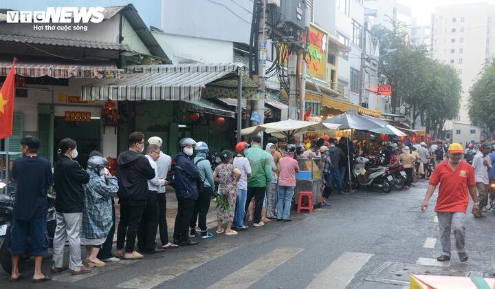 Sáng nay 26/2 (ngày mùng 10 tháng Giêng), người dân đến phố Bùi Hữu Nghĩa, Phan Văn Trị để xếp hàng từ sớm.