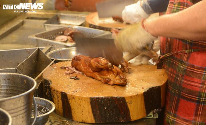 Giá vịt quay trong ngày vía Thần Tài vẫn bằng giá ngày thường, 350.000 đồng/con, giá heo quay là 400.000 đồng/kg.