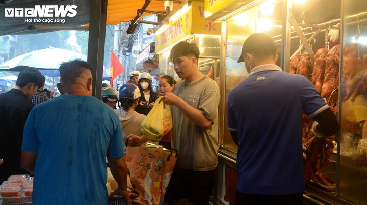 Bên trong, các nhân viên liên tục lên đơn giao cho khách.