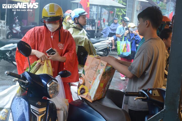 Chị Thúy Hạnh, ngụ đường An Dương Vương (phường An Đông), mua 790.000 đồng vịt quay và heo quay.