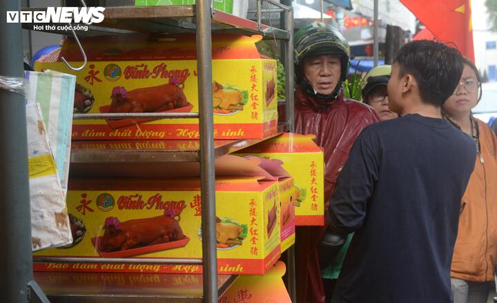 Ngoài mua lẻ theo ký, khu vực heo quay nguyên con cũng rất tập nập khách. (Ảnh: Đại Việt)