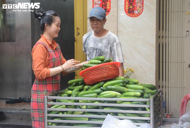 Cả trăm ký dưa leo rửa sạch, sẵn sàng cho khách mua heo quay, vịt quay.