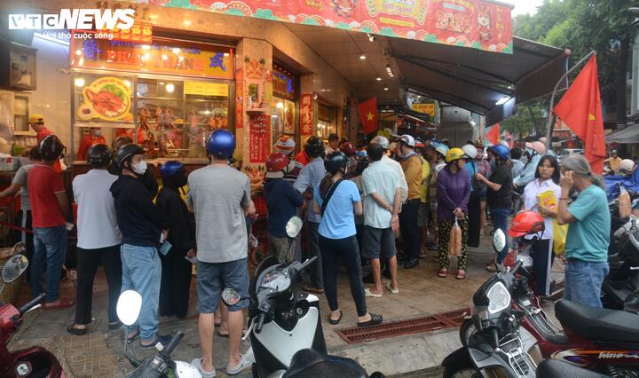 Đến khoảng 11h, lượng khách đã bắt đầu thưa dần. (Ảnh: Đại Việt)