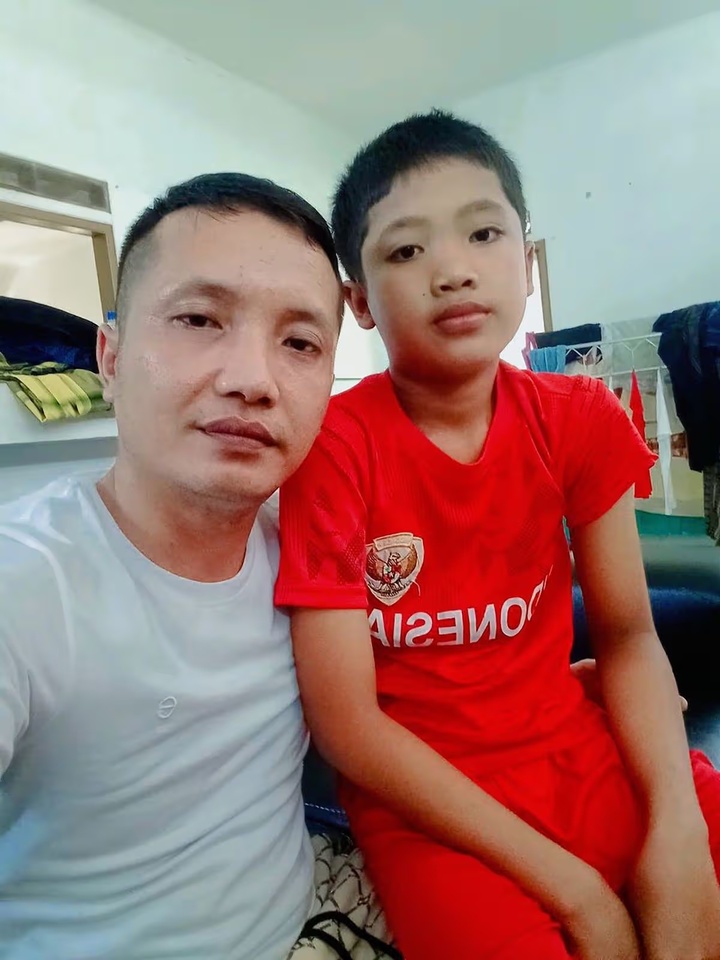 Nizam Syafei và cha. (Ảnh: Newsflash)