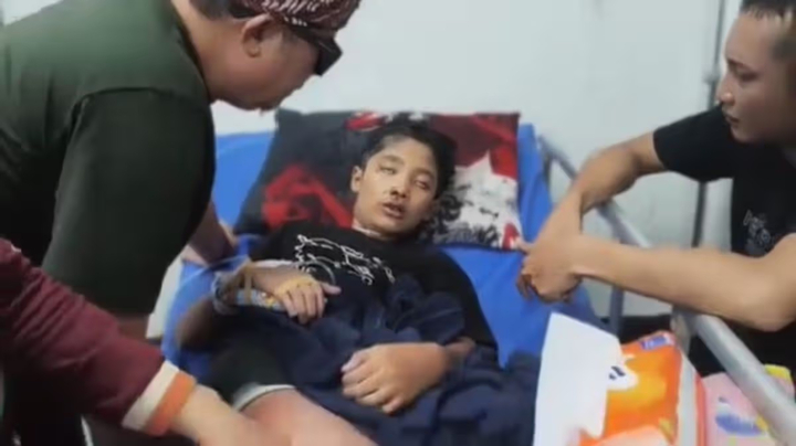 Từ giường bệnh, Nizam Syafei được yêu cầu chỉ ra người đã hành hung mình. (Ảnh: Newsflash).