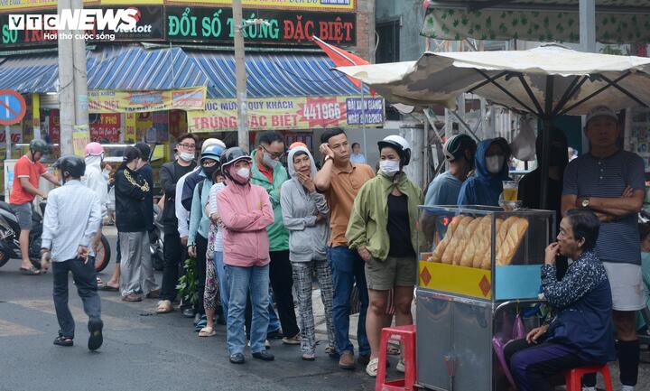 Ai cũng kiên nhẫn chờ đến lượt.
