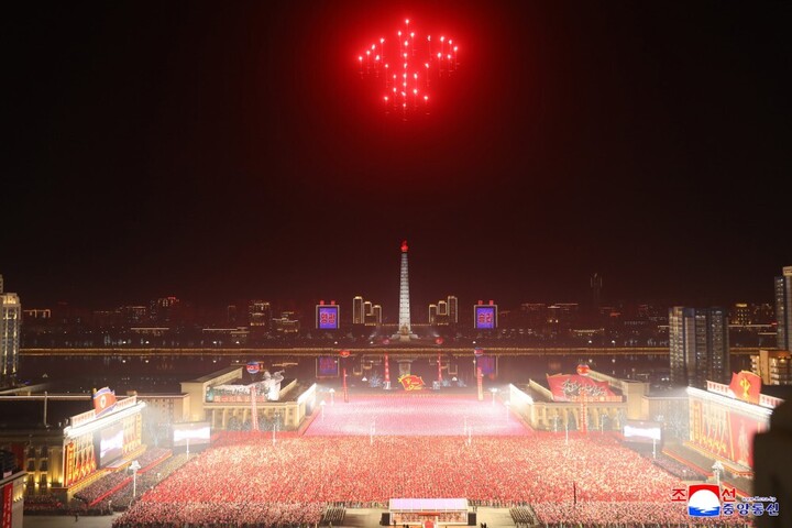 Những chiếc máy bay mang biểu tượng đảng và con số "9" tượng trưng cho Đại hội Đảng bay lượn trên bầu trời quảng trường cùng với đó là màn bắn pháo hoa đặc sắc.