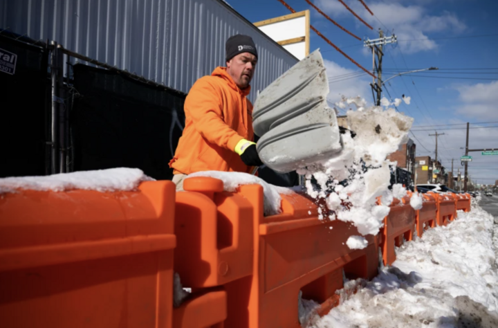 Hơn 138.000 khách hàng vẫn chưa có điện, phần lớn tập trung tại bang Massachusetts, đặc biệt là khu vực Cape Cod. Các đội công nhân điện lực phải làm việc liên tục trong ca kéo dài tới 18 giờ để khôi phục nguồn điện, trong khi nhiều người dân tìm đến các điểm trú ấm nhằm tránh rét và sạc lại điện thoại.