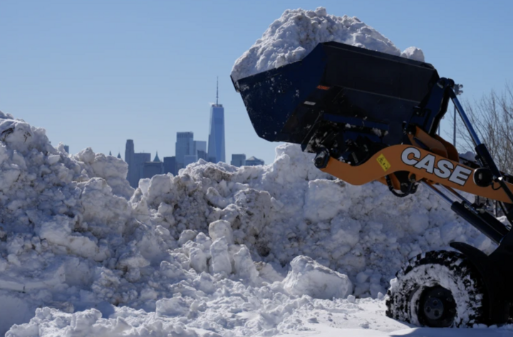 Nhiều máy xử lý tuyết công suất lớn được đưa vào hoạt động nhằm làm tan hàng triệu kg tuyết thành nước, giúp nhanh chóng khôi phục giao thông.