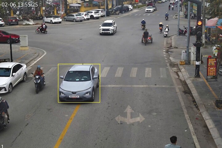 Ô tô vi phạm vạch kẻ đường. (Ảnh: Công an Bắc Ninh)