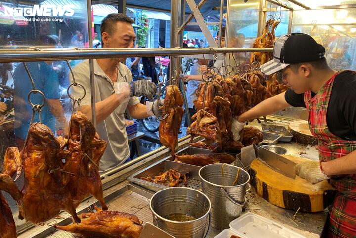 Bên trong quầy vịt quay, các nhân viên liên tay chặt vịt để phục vụ khách.