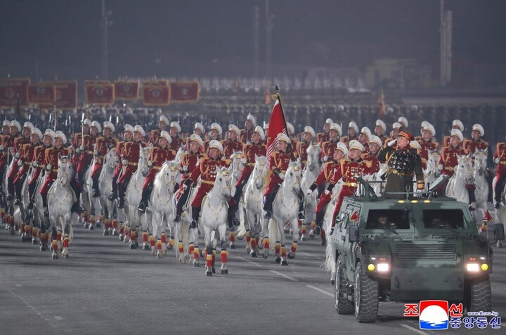 Tham gia cuộc duyệt binh có 50 đội hình bộ binh, bao gồm đội hình kỵ binh danh dự, các binh chủng và đơn vị chuyên ngành của lực lượng vũ trang Triều Tiên, đội hình máy bay. Thành viên của Dàn hợp xướng quốc gia phụ trách biểu diễn nhạc cho cuộc duyệt binh.