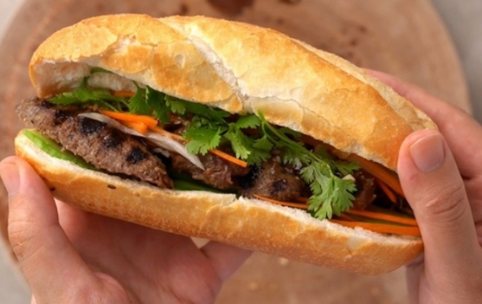 Sau khi sử dụng bánh mì tại cơ sở sản xuất bánh mì, nhiều người xuất hiện triệu chứng đau quặn bụng. (Ảnh minh hoạ)