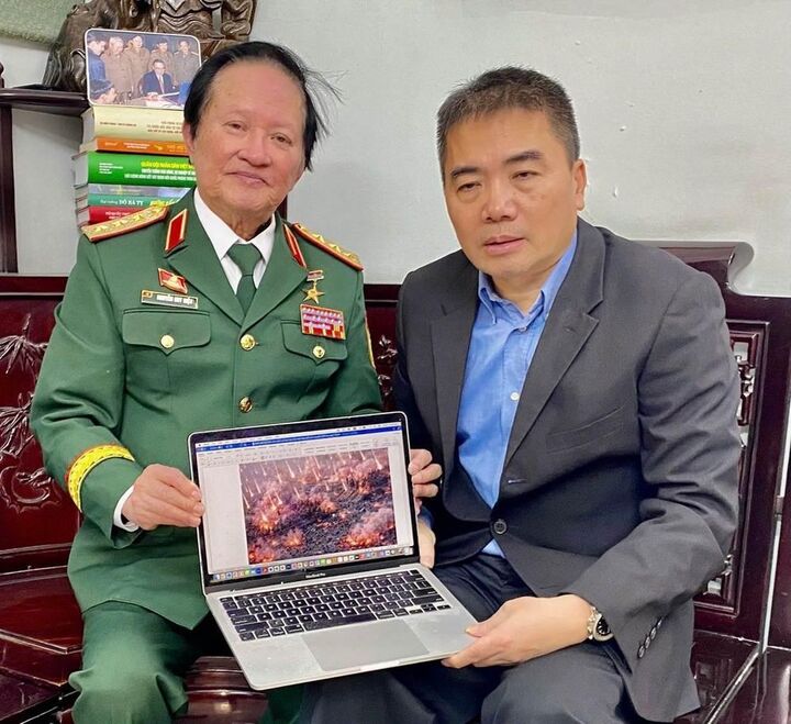 Kỹ sư Vũ Đình Thanh cùng Thượng tướng, Viện sĩ, Tiến sĩ AHLLVTND Nguyễn Huy Hiệu phục dựng lại cảnh Đại Việt biến sông Hồng thành biển lửa thiêu cháy hàng chục vạn quân Thanh. Ảnh: VĐT