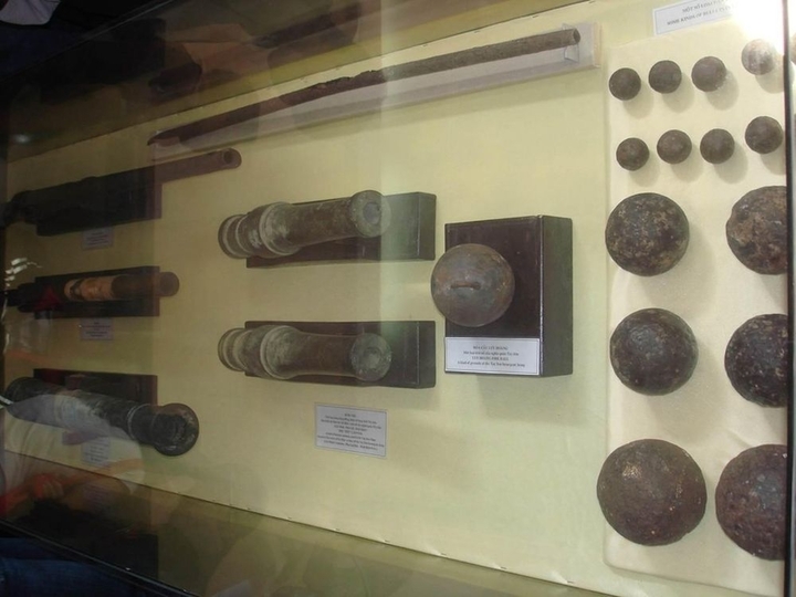 Quân Đại Việt giáp chiến quân Thanh bên bờ sông Hồng, hàng đầu là ống phóng hỏa hổ bằng tre phun lửa Phốt pho xa 10m lập tức biến giặc thành bó đuốc sống, hàng sau là pháo thăng thiên Phốt pho phóng loạt biến toàn bộ đại quân của giặc thành biển lửa. Ảnh: VĐT