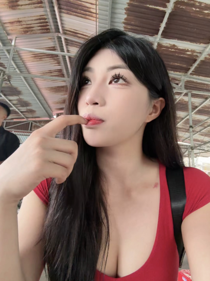 Từ nhỏ, Anh Thơ đã được đào tạo bài bản trong môi trường vật chuyên nghiệp trước khi quyết định chuyển hướng sang bóng chuyền. Hiện cô thi đấu cho một câu lạc bộ tại Bắc Ninh, đồng thời vẫn đều đặn góp mặt ở các sới vật truyền thống mỗi mùa lễ hội đầu xuân tại quê nhà và nhiều địa phương lân cận.