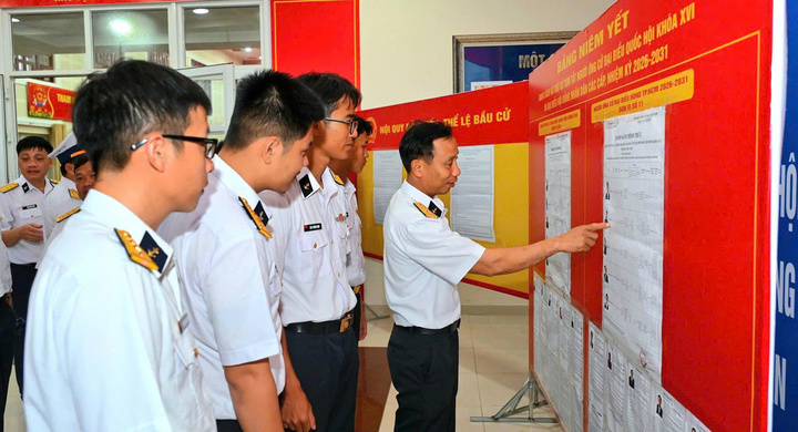 Cử tri là cán bộ, chiến sĩ Tiểu đoàn DK1, Lữ đoàn 125 và Bộ Tư lệnh Vùng 2 Hải quân tìm hiểu thông tin về các ứng viên ứng cử đại biểu Quốc hội khóa XVI và đại biểu HĐND TP.HCM nhiệm kỳ 2026 - 2031 tại Bộ Tư lệnh Vùng 2 Hải quân. (Ảnh: Xã Long Sơn)