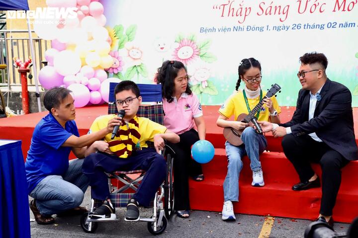 “Thắp Sáng” mang thông điệp thắp sáng niềm tin, thắp sáng hy vọng và thắp sáng sự đồng hành. Hành trình điều trị bệnh hiếm luôn nhiều thử thách, đòi hỏi sự kiên trì và tình yêu thương bền bỉ của gia đình. Ngày hội được tổ chức như một không gian ấm áp để các gia đình gặp gỡ, chia sẻ và cảm nhận rằng mình không đơn độc.