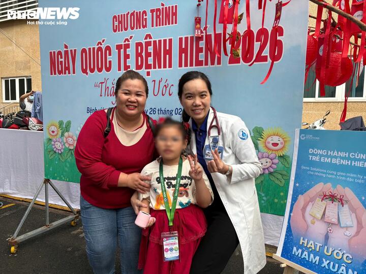 Bé G.H (9 tuổi, ngụ TP.HCM) được chẩn đoán rối loạn chuyển hoá gen từ khi lên 2 tuổi. Sau 7 năm điều trị, bé đi đứng khoẻ khoắn hơn và tương tác tốt với xung quanh. "Nhìn con phát triển từng ngày chính là động lực để gia đình luôn nỗ lực và tin tưởng hoàn toàn vào các bác sĩ", mẹ bé chia sẻ.