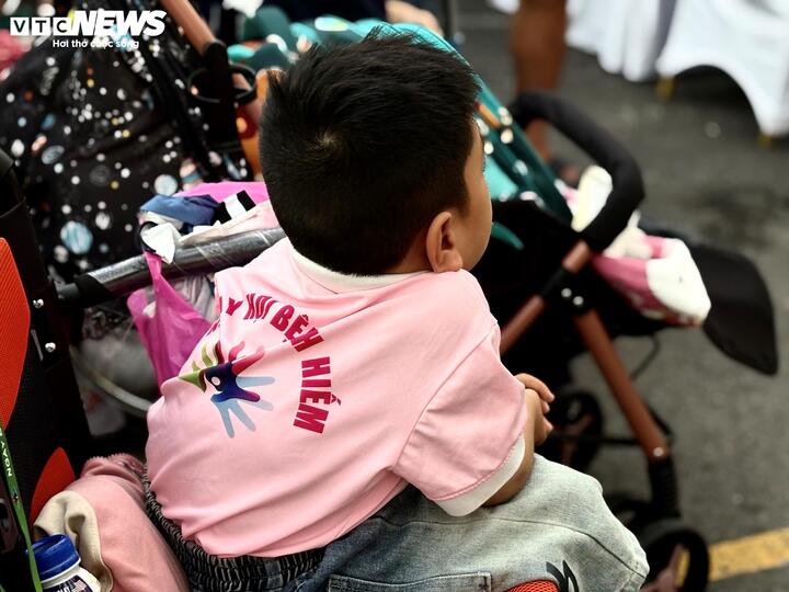 Có 70 - 80% bệnh hiếm liên quan đến di truyền, đột biến gen. Cách duy nhất để phòng ngừa là trong gia đình có người mắc bệnh hiếm thì nên tầm soát cho thế hệ bố mẹ để xem có mang gen đột biến hay không. Tuy nhiên, việc tầm soát, xét nghiệm để phát hiện gen, bệnh rất khó khăn.