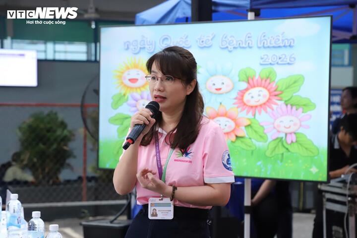 ThS.BS.CK2 Nguyễn Thị Thanh Hương, Phó Giám đốc Bệnh viện Nhi Đồng 1 cho biết, một chẩn đoán bệnh hiếm đôi khi được ví như “án tử”, dù cách nói này có phần nặng nề, nhưng đủ để thấy sức nặng tâm lý mà gia đình phải đối mặt. Không chỉ là cuộc chiến về y học và tài chính, bệnh hiếm còn là hành trình dài về tinh thần. Người nhà là những người đồng hành trực tiếp và nhân viên y tế cũng chịu áp lực không nhỏ.