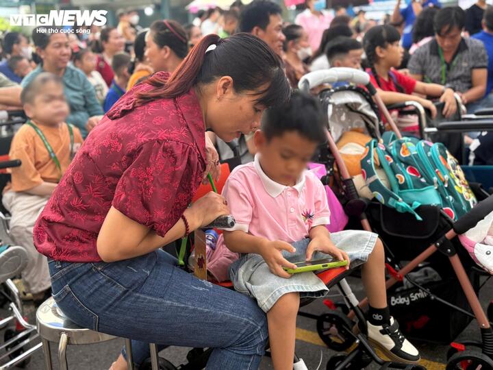 Sau thời gian điều trị bệnh, các bệnh nhi vô tư vui đùa bên cha mẹ.