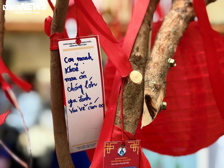 Trên cây nguyên ước, hàng chục điều ước được treo lên với mong muốn các bệnh nhi luôn vui vẻ, mạnh khỏe mỗi ngày. "Chúng tôi chỉ mong mỗi ngày trôi qua với các con đều bình an. Dù vất vả khó khăn, không ai bỏ cuộc... Ở đây, các y bác sĩ đã luôn cố gắng chăm lo, điều trị cho các con. Chúng tôi chỉ muốn nói hai từ - biết ơn", một phụ huynh chia sẻ.