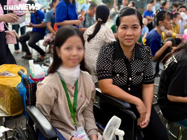 Còn với em Mai Trang, sau thời gian chiến đấu với bệnh tật, tuy sức khoẻ yếu hơn nhưng em vẫn luôn lạc quan.