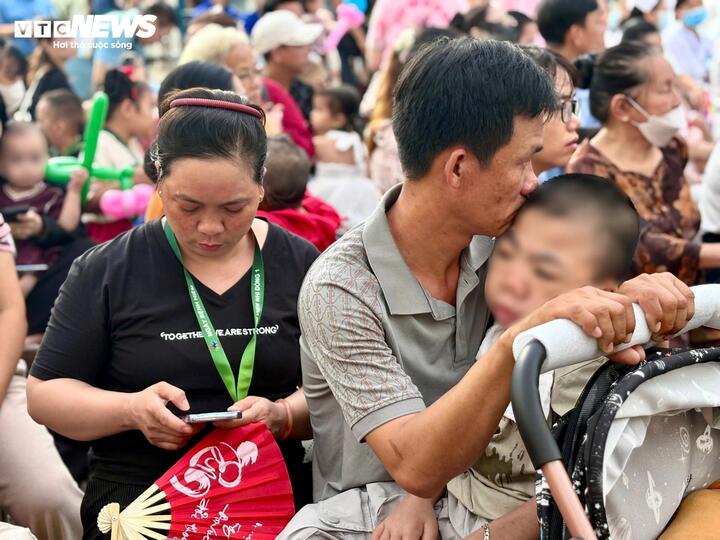 Thế giới có khoảng 300 triệu người mắc hơn 6.000 căn bệnh hiếm được xác định. Riêng tại Việt Nam hiện có khoảng 7.000 - 9.000 trường hợp mắc bệnh được phát hiện. Chỉ một số ít bệnh hiếm có thuốc điều trị và giá thuốc rất cáo chính là thách thức với các bác sĩ và gia đình có trẻ mắc bệnh hiếm.