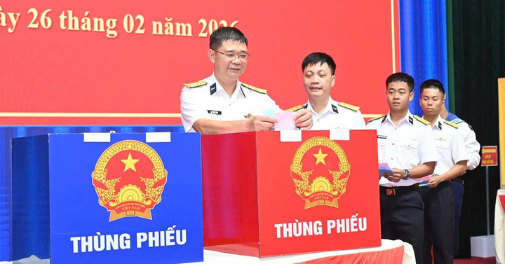Cử tri là cán bộ, chiến sĩ Tiểu đoàn DK1, Lữ đoàn 125 và Bộ Tư lệnh Vùng 2 Hải quân bỏ phiếu bầu cử sáng nay 26/2.
