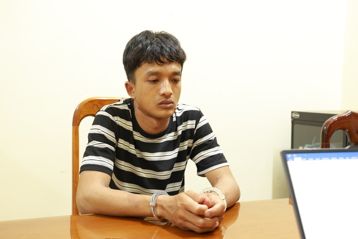 Hồ Tất Tân Toàn được đưa về trụ sở công an để lấy lời khai phục vụ công tác điều tra. (Ảnh: Công an Quảng Trị)