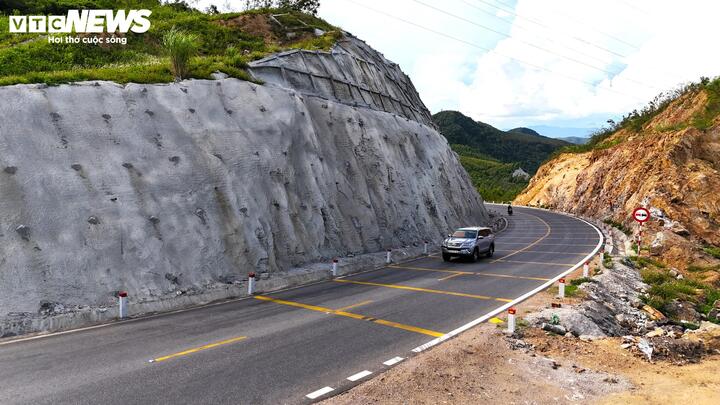 Dự án đường bộ cao tốc Quy Nhơn – Pleiku hoàn thành sẽ rút ngắn thời gian di chuyển còn khoảng 2 giờ, thay thế cho tuyến QL19 đèo dốc quanh co phải di chuyển mất 4 giờ.