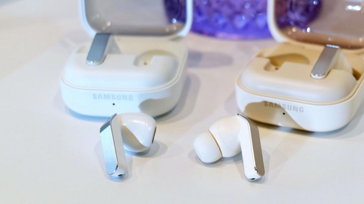 Galaxy Buds 4 với thiết kế mới tinh tế, ra mắt tại sự kiện Samsung Unpacked 2026 cùng loạt sản phẩm Galaxy S26. (Nguồn: Engadget)