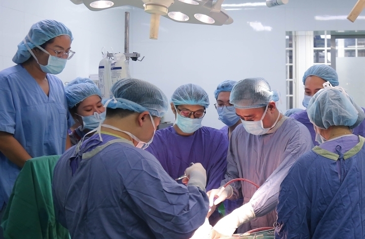 Một ca phẫu thuật của các bác sĩ Bệnh viện Hữu nghị Việt Đức. (Ảnh: BVCC)